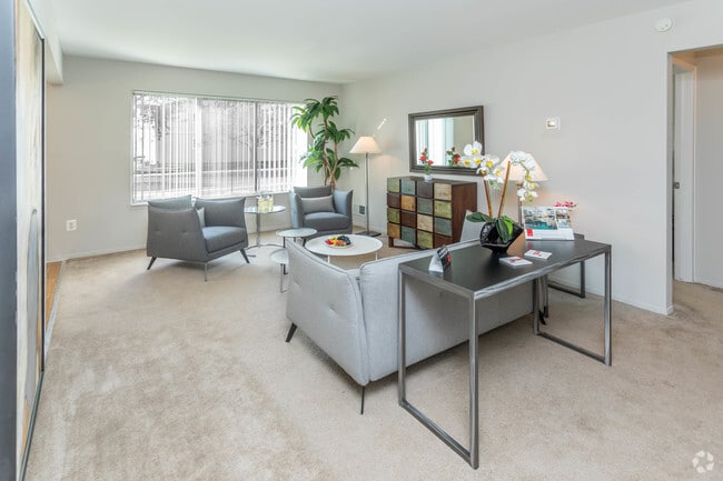 1BR, 1BA - 836 SF - Bloomfield Square Apartments - Auburn Hills, MI