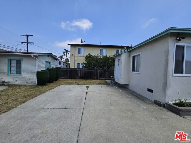 Foto del edificio - 1515 1/2 W 85th St