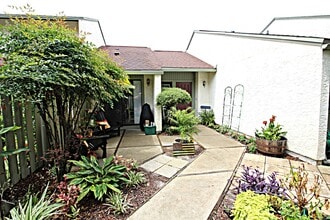 Building Photo - 900 Bay Dr
