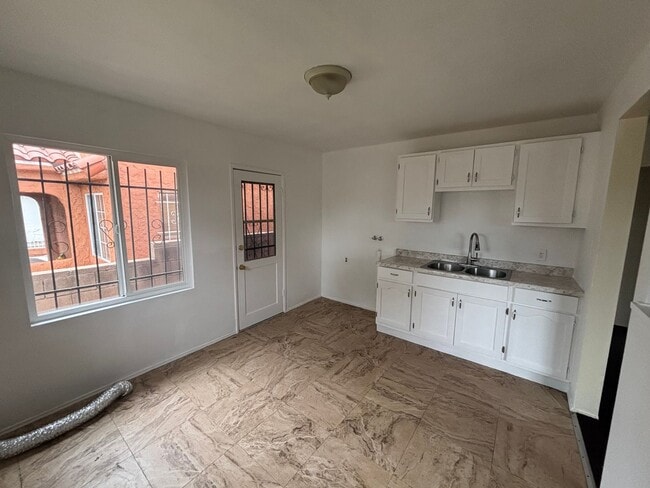 Building Photo - 229 E 89th St