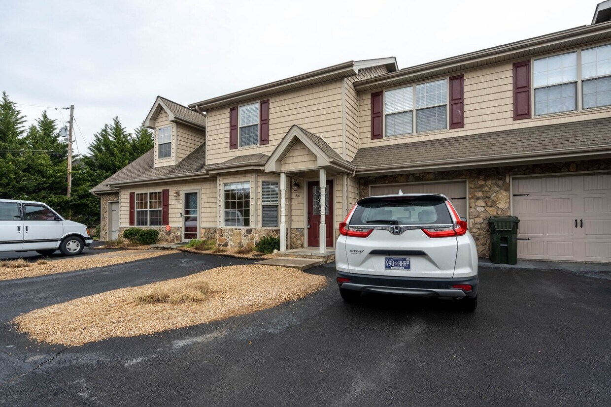 Foto principal - 3 bed and 2.5 condo with 1 car garage in Gray