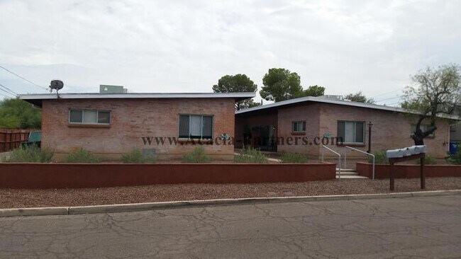 Building Photo - BEAUTIFUL 4-PLEX APT. W/ STORAGE