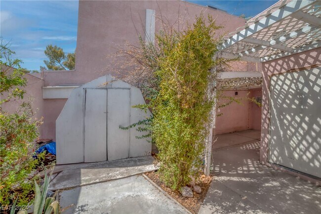 Building Photo - 2234 E Desert Inn Rd