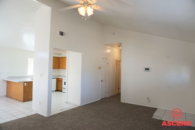 Foto del edificio - Spacious 3BD/2BA Home on a Large Lot in Bakersfield — Covered Patio, Garage & Pets Welcome!