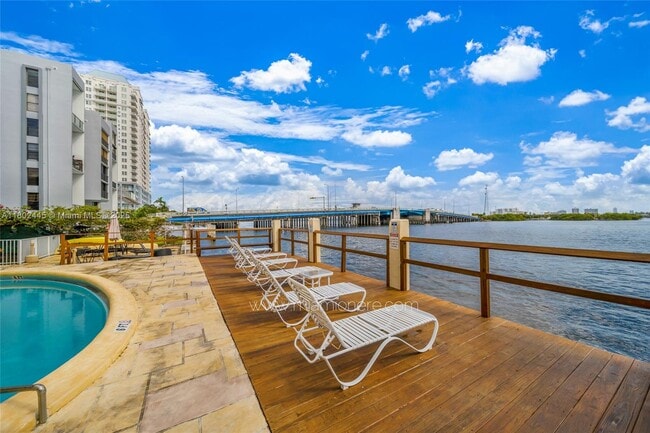 Foto del edificio - 7845 NE Bayshore Ct