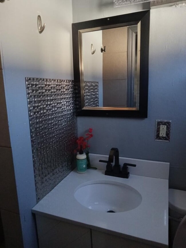 Building Photo - 1222 River Rd