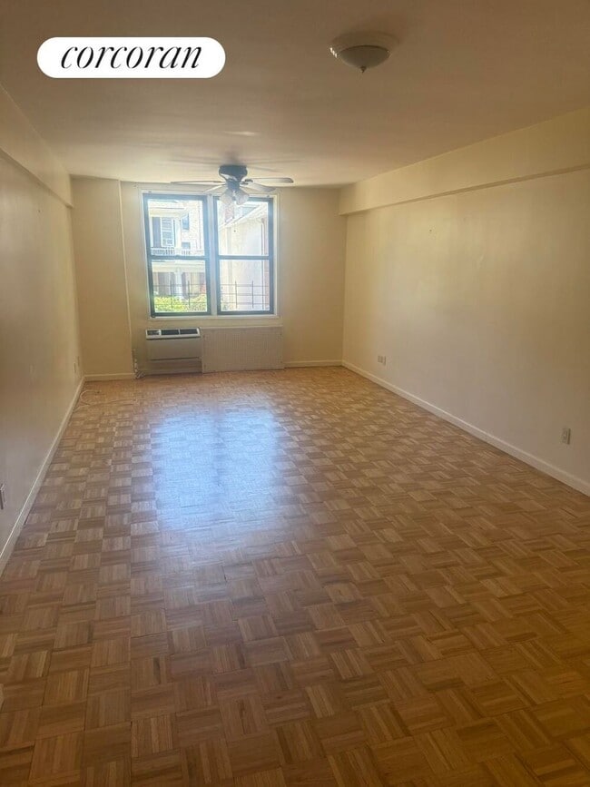 Building Photo - 1580 E 18th St