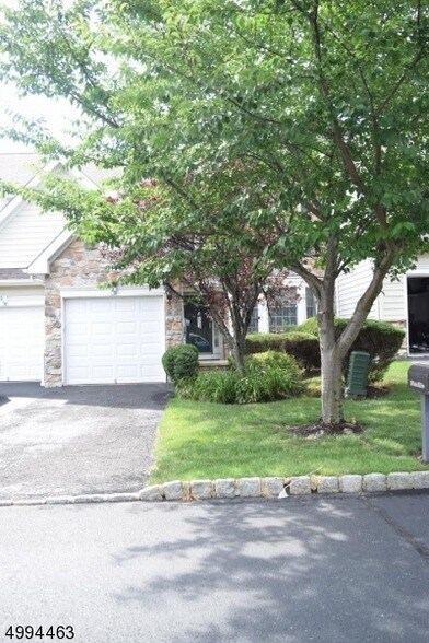 Foto del edificio - 220 Patriot Hill Dr