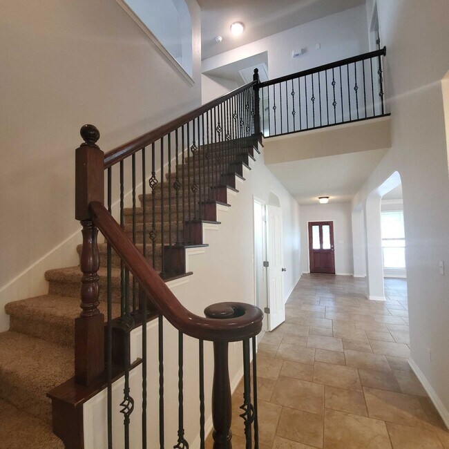 Building Photo - Elegant 4-Bedroom Family Haven with Premiu...