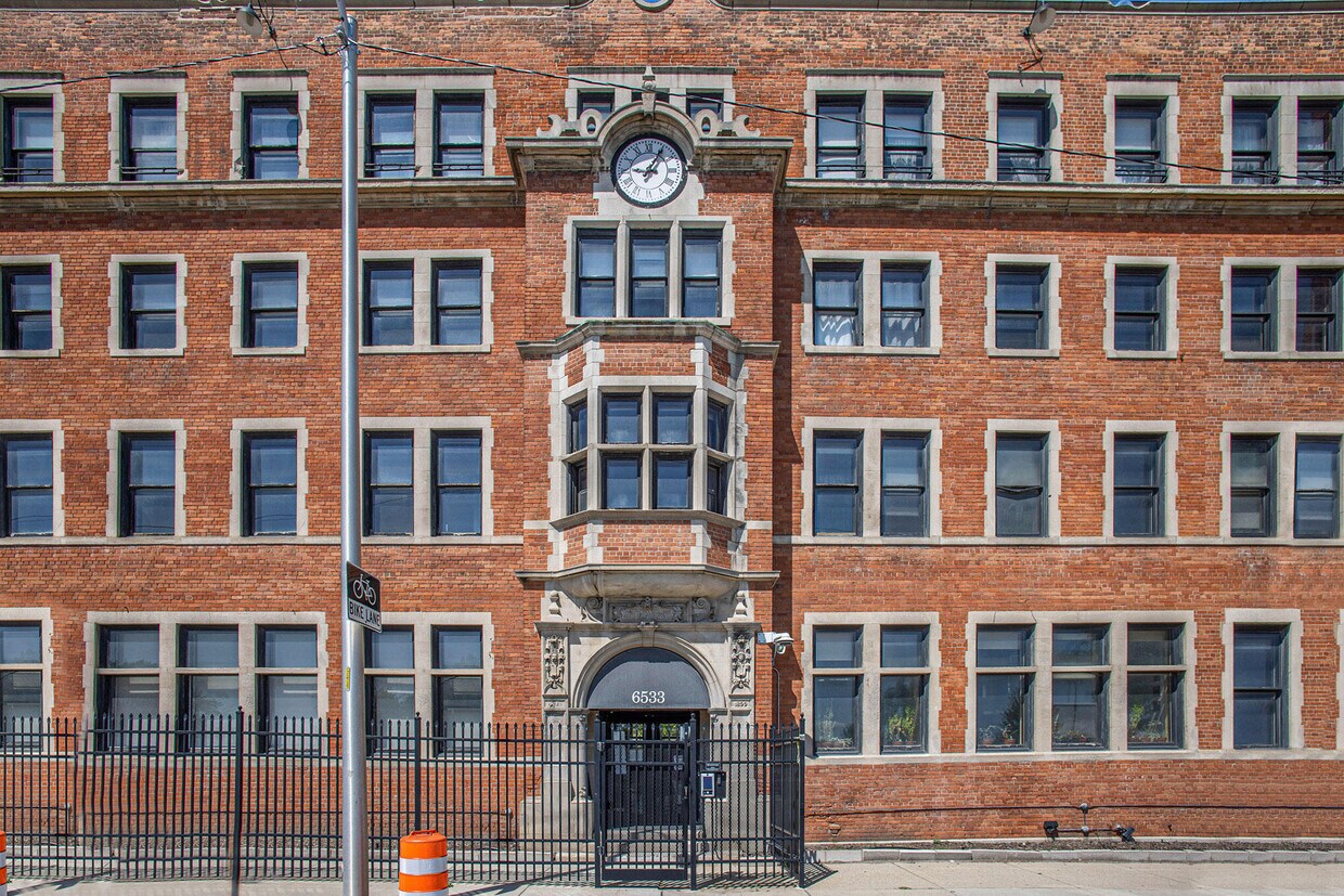 Foto principal - 6533 E Jefferson Ave