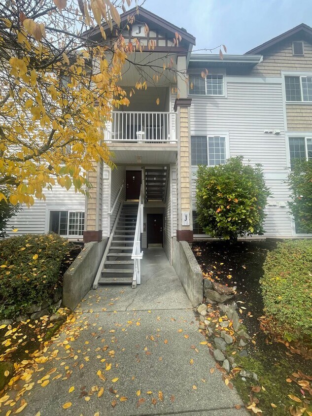 Foto principal - Sammamish - 3 BR, 2 BTH ground floor condo...