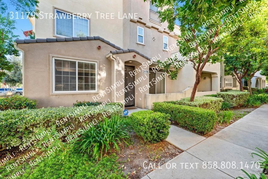 Foto principal - Stunning 3 BR 2.5 BA Townhome for Lease