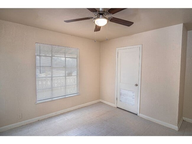 Building Photo - 1003 Poinsettia St