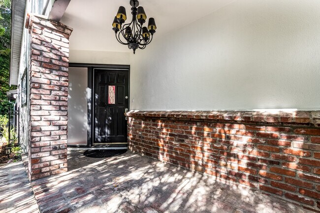 Foto del edificio - 16934 Mooncrest Dr