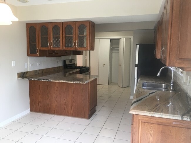 Foto del edificio - 3203 Sprucewood Rd