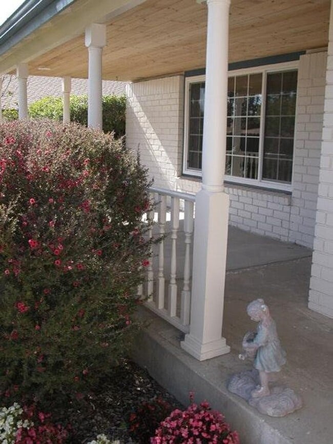 Building Photo - 485 Meadowbrook Dr