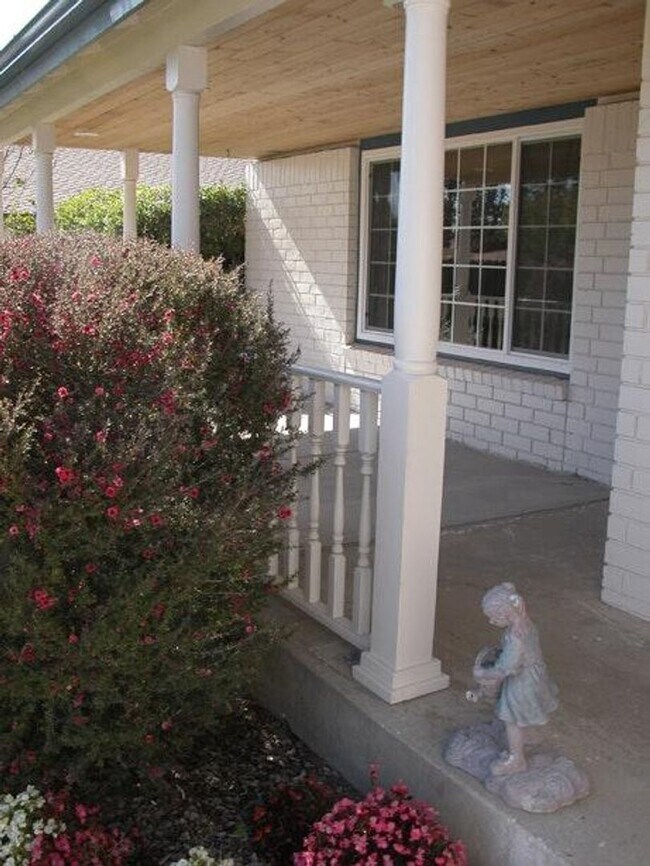 Foto del edificio - 485 Meadowbrook Dr