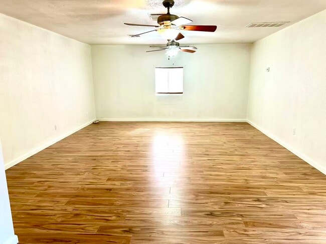 Building Photo - 1056 W Hackamore St