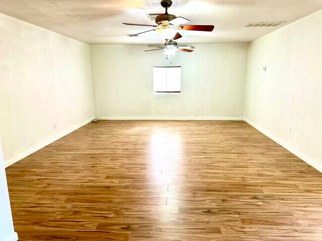 Foto del edificio - 1056 W Hackamore St