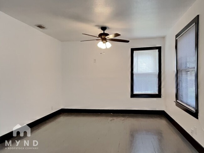 Building Photo - 428 Quentin Dr