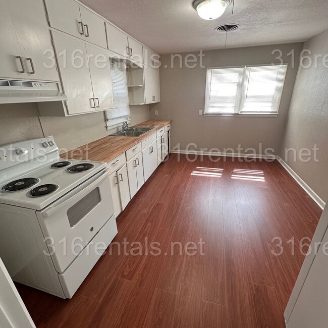 Building Photo - $895 - 2 bedroom / 1 bathroom Single Famil...