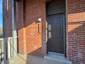 Building Photo - 517 Gillis St