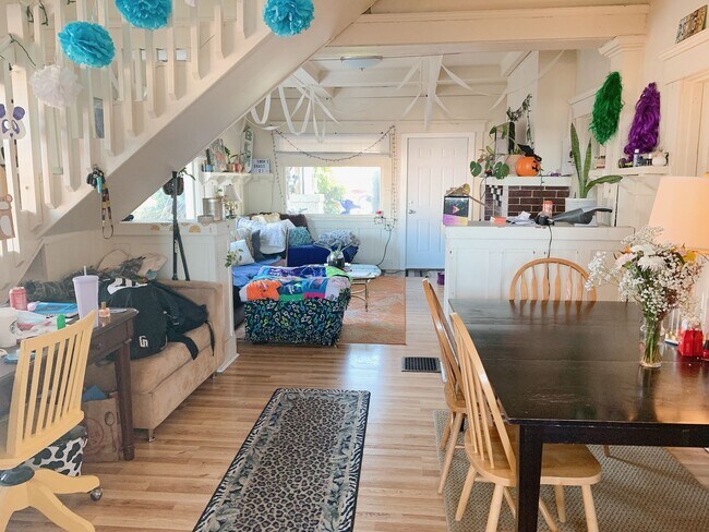 Building Photo - HOLDING FEE ACCEPTED:  Bay view 4 Bdrm/1.5...