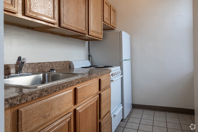 1BR, 1BA 561SF Kitchen - The Chancellor Apartments