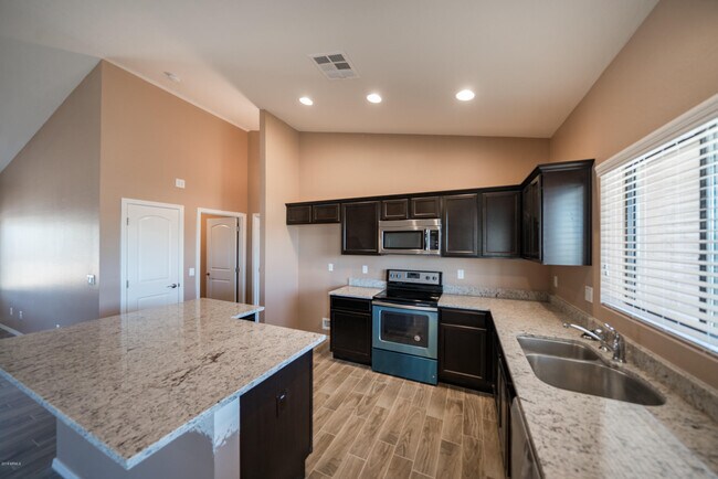 Foto del edificio - 18040 N 20th St