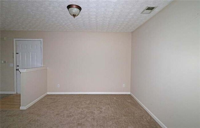 Building Photo - 1303 Fairington Village Dr