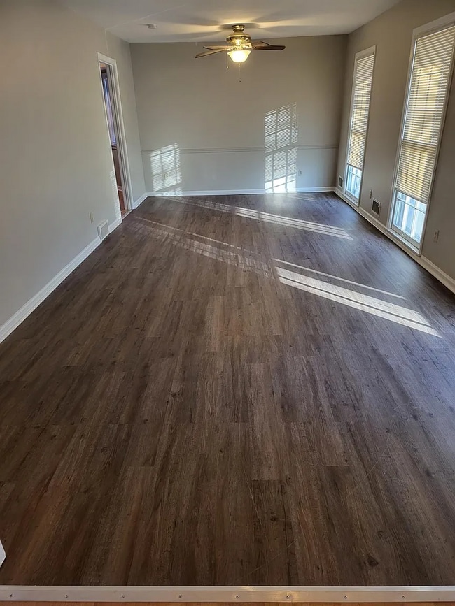 Foto del edificio - Spacious 4 Bed, 2.5 Bath Home with Fireplace & Garage in Independence, MO