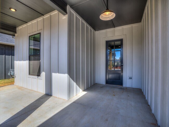 Building Photo - Newer Beautiful home in East Edmond + 4 Be...