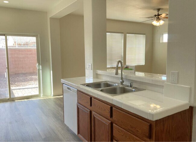 Foto del edificio - 6181 Arlington Ash St