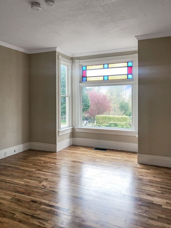 Building Photo - Tacoma Historical District Victorian Home