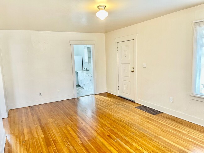 Building Photo - New on the Market!