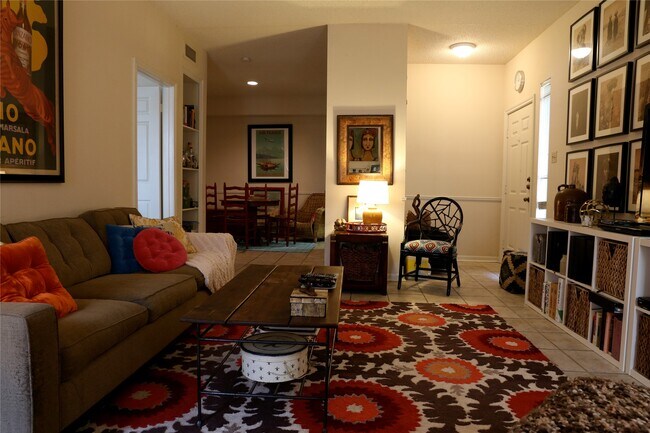 Foto del edificio - 5718 Val Verde St