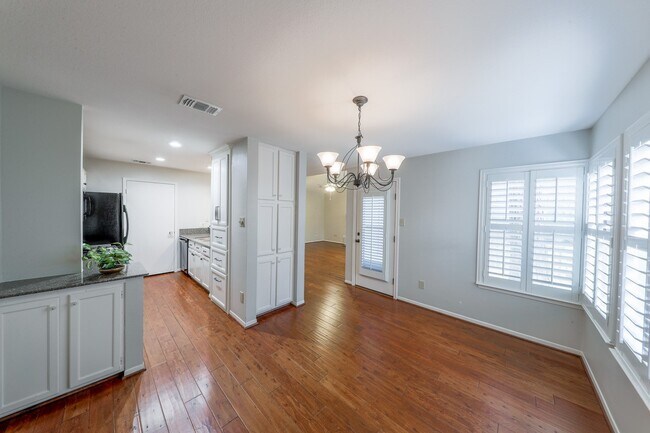 Foto del edificio - 70 Cokeberry Ct