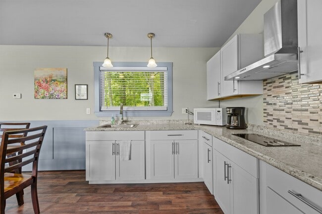 Building Photo - 2116 Las Flores Ln