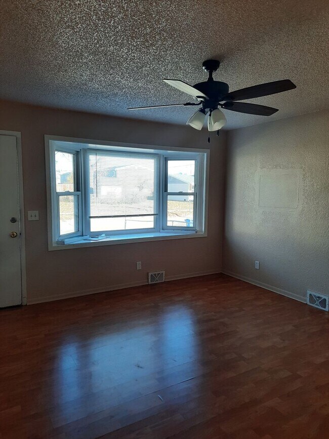 Foto del edificio - 3 BEDROOM | 2 BATH | HOUSE | SINGLE GARAGE...