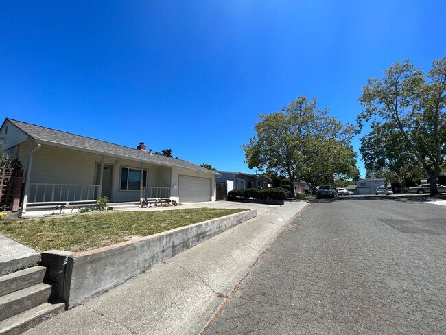 Foto del edificio - Single Story 3 bedroom In Cute Treelined Vallejo Neighborhood