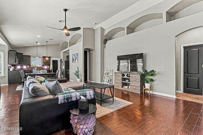 Foto del edificio - 14247 Russ Leach Ave