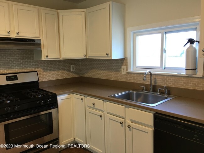 Building Photo - 200 7th Ave