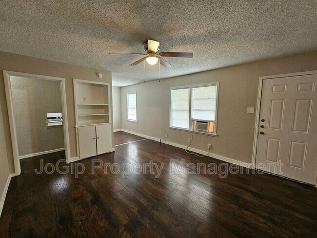 Foto del edificio - 6403 Hollis Ave
