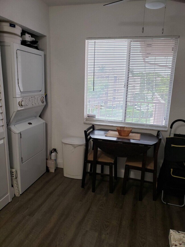 Foto del edificio - 7281 Amberly Ln