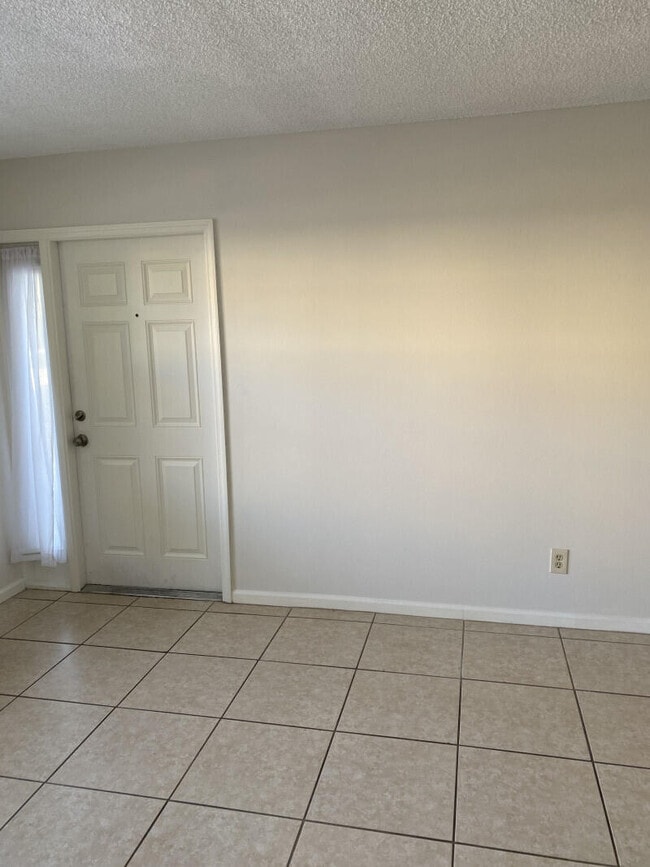Building Photo - 201 Castlewood Dr