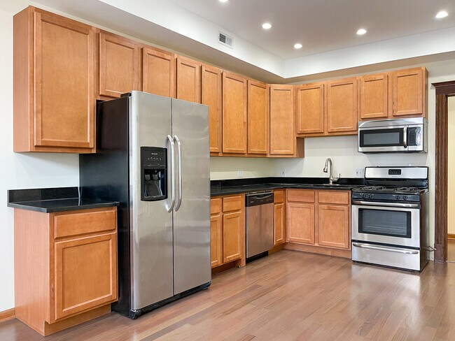 Kitchen - 2636 N Talman Ave