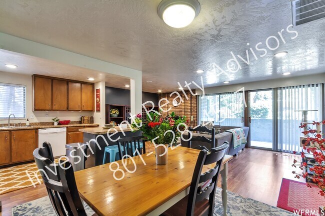 Building Photo - Beautiful Condo in Sandy!