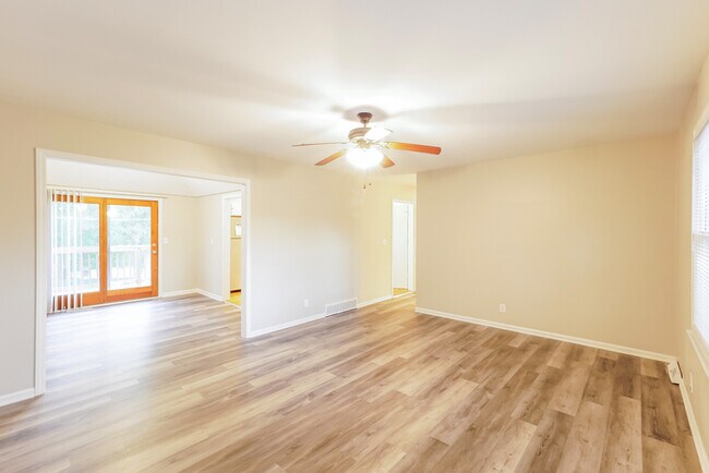 Building Photo - 3-Bedroom Overland Park Home