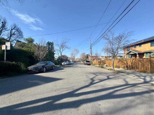 Foto del edificio - 2733 Russell St