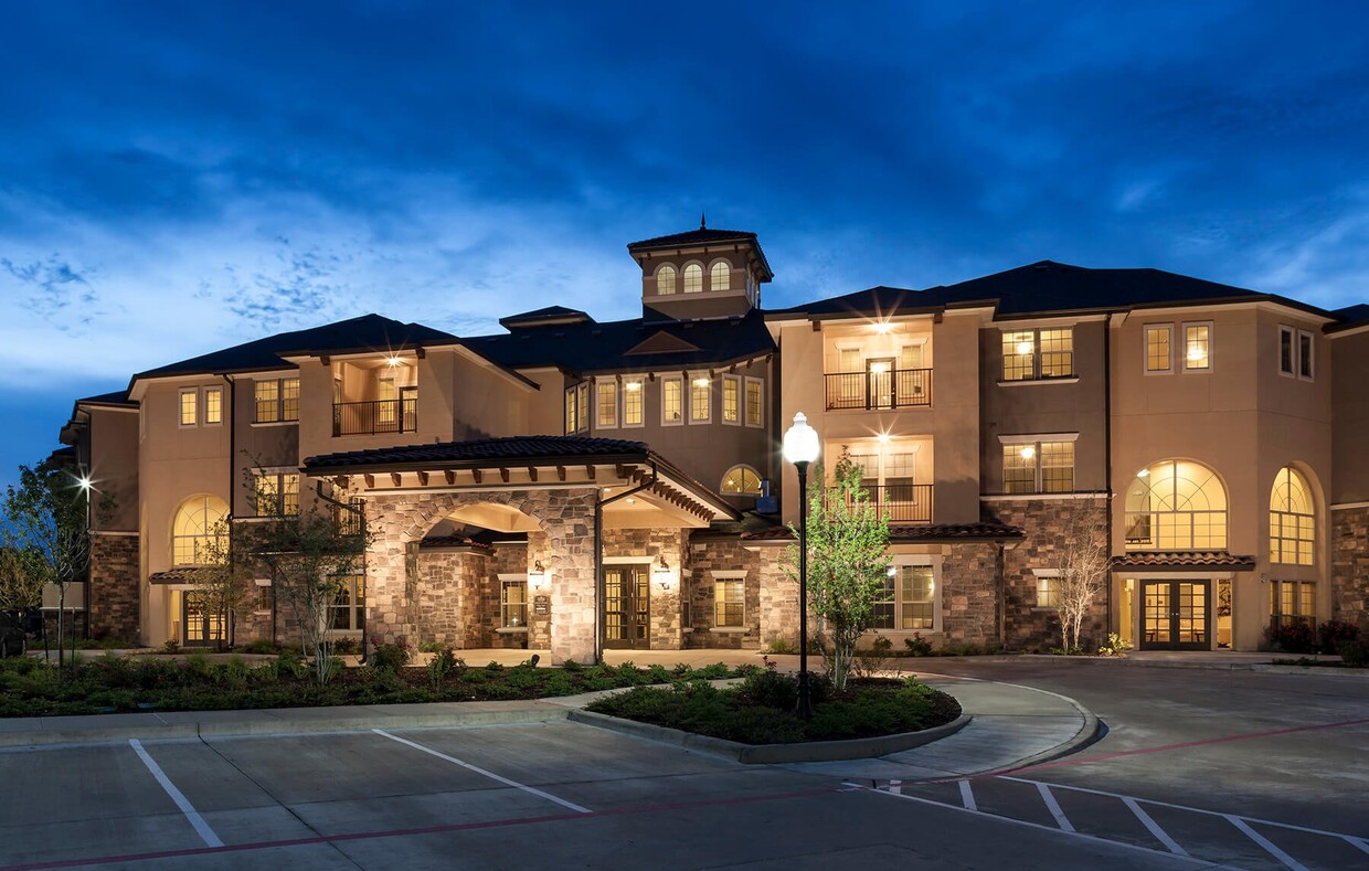 Trinity Courtyard-Luxury Senior Living Apartments - Fort Worth, TX